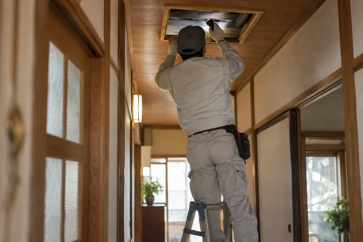 建物を現地調査する作業員（説明用イメージ）